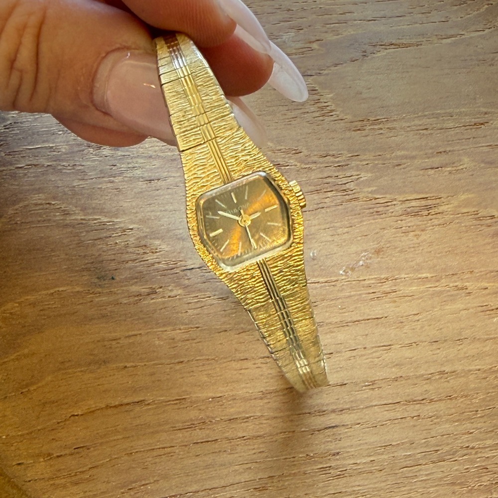 Bulova N7 Vintage Women Cocktail Watch 10KT Rolled Gold Plate Textured Band 1977
